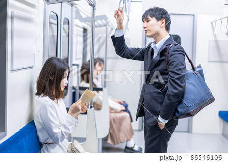 電車移動をする人々 電車移動をする人々 86546106
