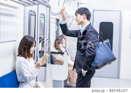 電車移動をする人々 86546107