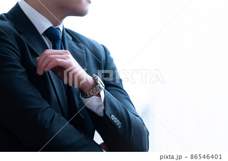 窓の外を見つめるビジネスマン 顔無し コピースペースあり 窓の外を見つめるビジネスマン 顔無し コピースペースあり 86546401