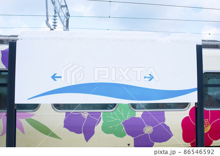 右と左の矢印が付いた雪の積もった鉄道駅の看板 86546592