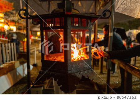 八坂神社の「おけら詣り」 86547363