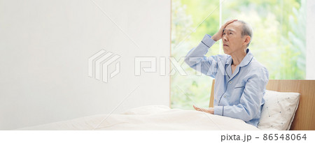 めまいがするシニア男性 めまいがするシニア男性 86548064