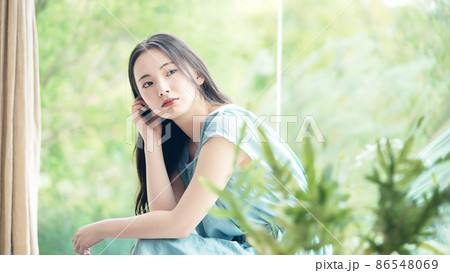 緑の植物を背景にくつろぐ女性 ボタニカルイメージ 緑の植物を背景にくつろぐ女性 ボタニカルイメージ 86548069
