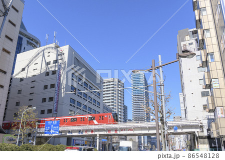 丸の内線の赤い列車とビル群のコントラスト 白山通り 東京都文京区 丸の内線の赤い列車とビル群のコントラスト 白山通り 東京都文京区 86548128