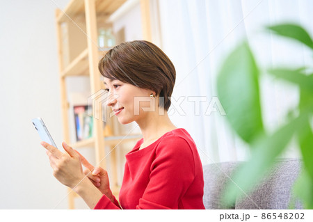 女性 スマホ リビング インテリア 女性 スマホ リビング インテリア 86548202
