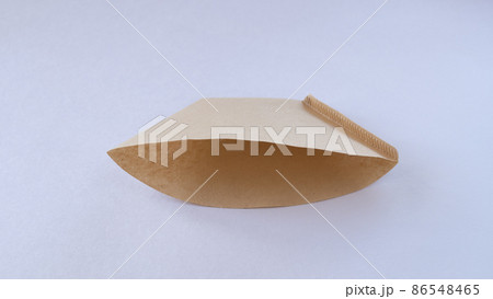 折り曲げた無漂白のコーヒーフィルター 折り曲げた無漂白のコーヒーフィルター 86548465