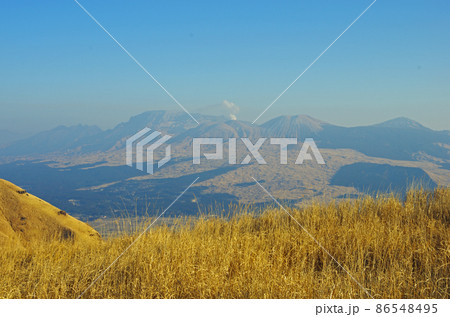 阿蘇の外輪山の山並みから阿蘇山の眺め 86548495