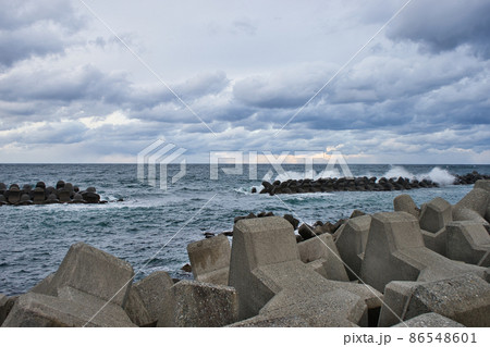 冬の日本海富山湾　富山県入善町の海岸線と離岸堤 86548601