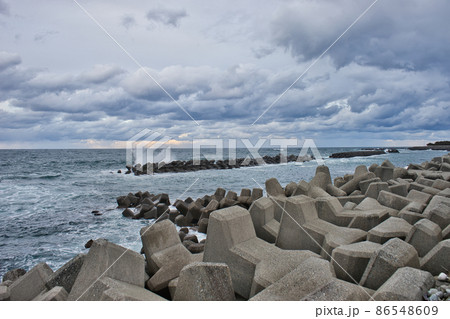 冬の日本海富山湾 富山県入善町の海岸線と離岸堤 冬の日本海富山湾 富山県入善町の海岸線と離岸堤 86548609