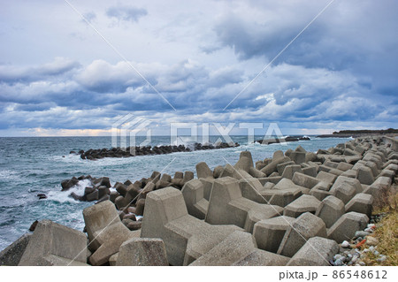 冬の日本海富山湾　富山県入善町の海岸線と離岸堤 86548612