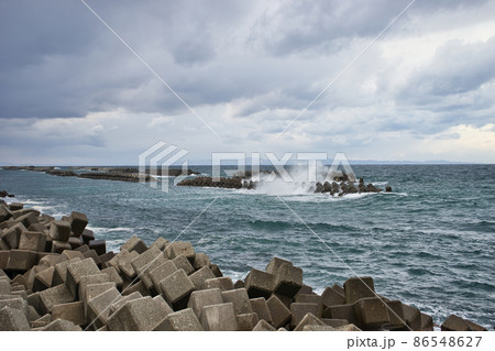 冬の日本海富山湾　富山県入善町の海岸線と離岸堤 86548627