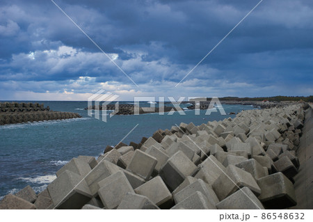 冬の日本海富山湾　富山県入善町の海岸線と離岸堤 86548632