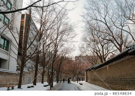 Deoksugung stonewall walkway at winter in Seoul, Korea 86548634