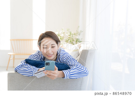 カード決済　自宅　女性　30代 86548970