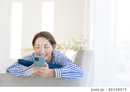 カード決済 自宅 女性 30代 カード決済 自宅 女性 30代 86548975