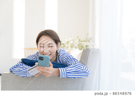 カード決済 自宅 女性 30代 カード決済 自宅 女性 30代 86548976