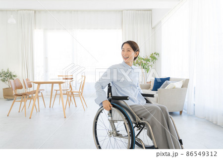 車椅子　女性　30代　室内 86549312