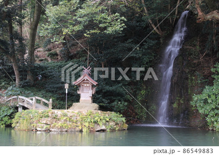 出雲大社本殿横にある心字池と天神社 86549883