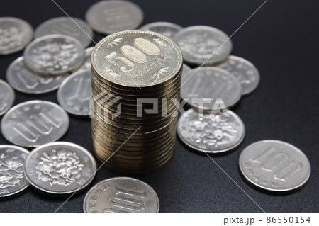 500円玉のタワーと散らばった100円玉 86550154
