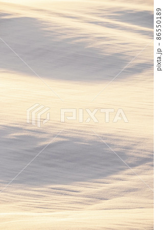 背景素材 雪原に朝光が差し込む風景 テクスチャ 背景素材 雪原に朝光が差し込む風景 テクスチャ 86550189