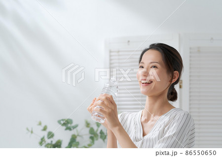 水分補給　女性　30代 86550650