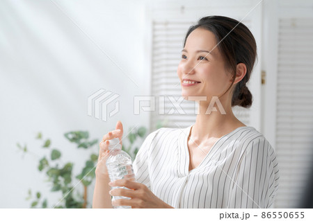 水分補給　女性　30代 86550655