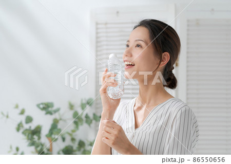 水分補給 女性 30代 水分補給 女性 30代 86550656