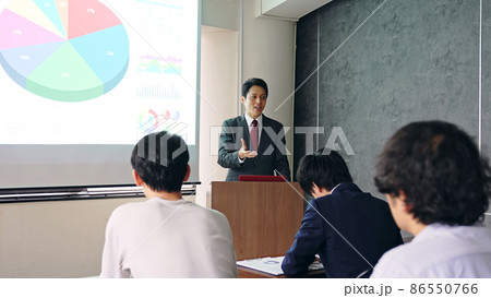 講義する男性　プレゼンテーション　発表 86550766