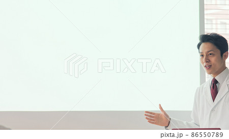 講義する白衣の男性 学会 カンファレンス 講義する白衣の男性 学会 カンファレンス 86550789