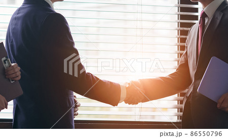 握手するビジネスマン 握手するビジネスマン 86550796