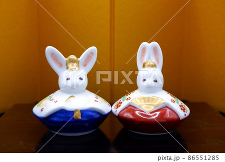 うさぎの雛人形と金の背景 86551285