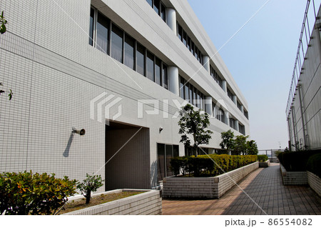 川西能勢口駅最寄りのアステ川西の4階相当の屋上より川西市立中央図書館を望む 川西能勢口駅最寄りのアステ川西の4階相当の屋上より川西市立中央図書館を望む 86554082