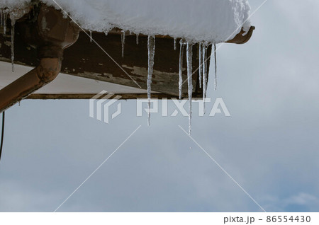 屋根に積もった雪と氷柱 屋根に積もった雪と氷柱 86554430