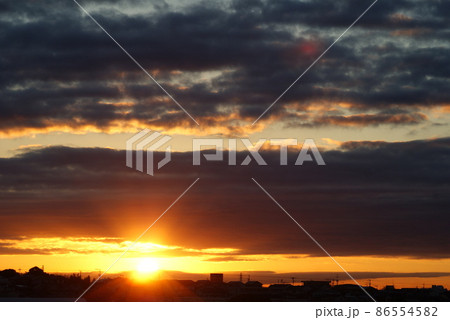 冬の朝日 86554582