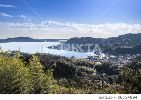 静岡県浜松市北区細江町気賀からの浜名湖を望む風景。遠くに東名高速道路の浜名湖橋や舘山寺の観覧車が見え 86554994