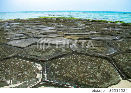 沖縄　久米島　奥武島の畳石 86555524