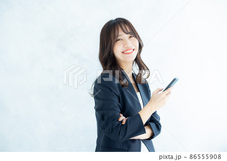 スマホを見るビジネスウーマン 86555908