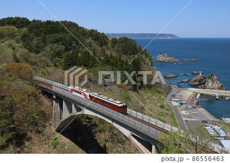 岩手 普代 大沢橋梁を渡る三陸鉄道の列車 岩手 普代 大沢橋梁を渡る三陸鉄道の列車 86556463
