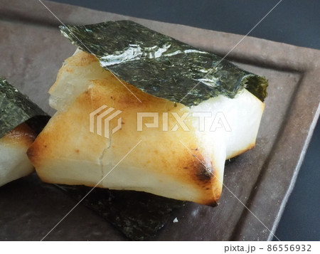 できたての海苔を巻いた餅のアップ できたての海苔を巻いた餅のアップ 86556932