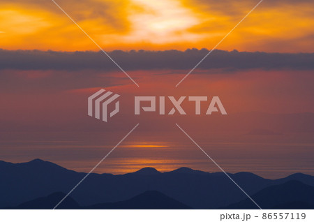 部子山からの若狭湾方向の夕景　福井県今立郡池田町 86557119
