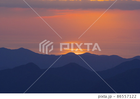 部子山からの若狭湾方向の夕景　福井県今立郡池田町 86557122