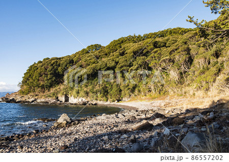 伊豆半島の景勝地の神奈川県足柄下郡真鶴町の真鶴半島の冬(番場浦) 伊豆半島の景勝地の神奈川県足柄下郡真鶴町の真鶴半島の冬(番場浦) 86557202