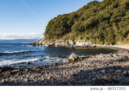 伊豆半島の景勝地の神奈川県足柄下郡真鶴町の真鶴半島の冬(番場浦) 伊豆半島の景勝地の神奈川県足柄下郡真鶴町の真鶴半島の冬(番場浦) 86557203