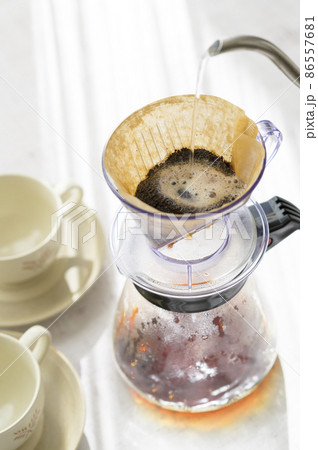 ハンドドリップでコーヒーを淹れる 86557681