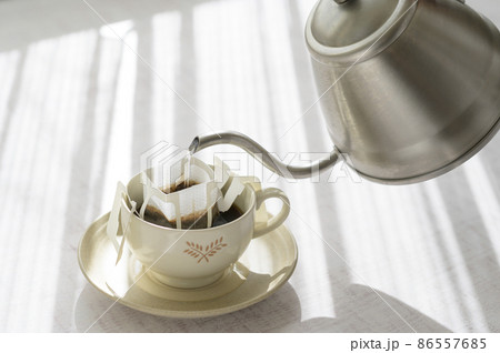 ハンドドリップでコーヒーを淹れる（ドリップバッグ） 86557685