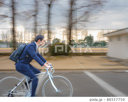 雲行きが怪しくなり家路を急ぐ若いビジネスマン 86557750