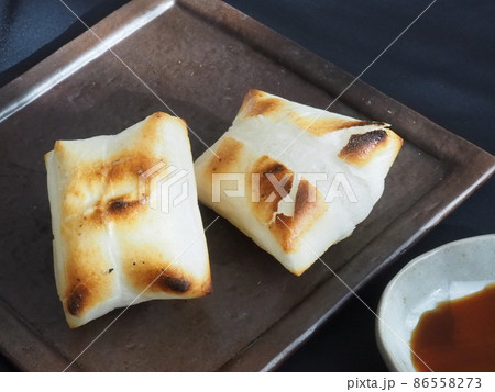 角皿の上のできたてのお餅ふたつ 86558273