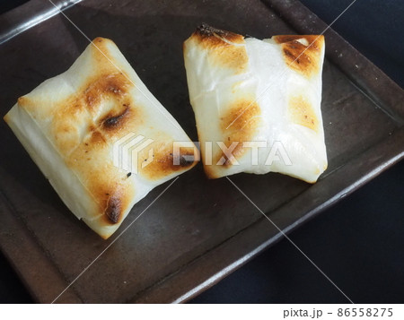 角皿の上のできたてのお餅ふたつ 86558275