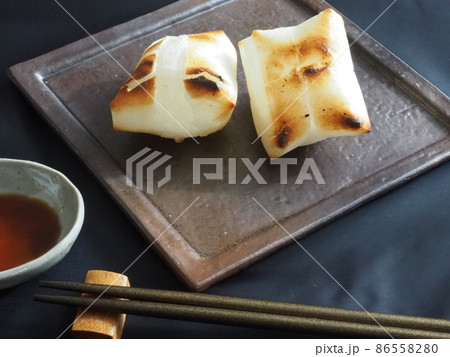 角皿の上のできたてのお餅ふたつ 86558280