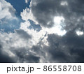 雲と雲の向こうの太陽の光 86558708